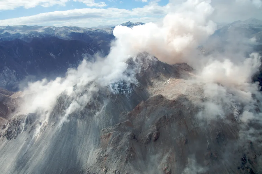 Vista del volcán Chaitén (caldera riolítica, Región de Los Lagos, Chile) tras la erupción de 2008.