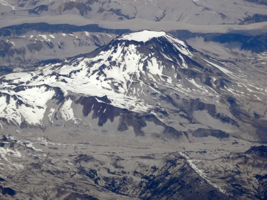 Volcán Descabezado Grande (3.953 m), estratovolcán del Grupo Descabezados en la Región del Maule, Chile, visto desde el aire.