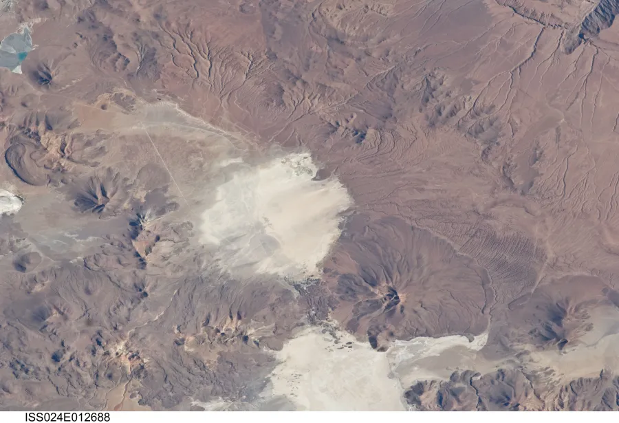 Vista orbital ISS del norte de Chile con el volcán Irruputuncu y salares andinos en la frontera Chile-Bolivia.