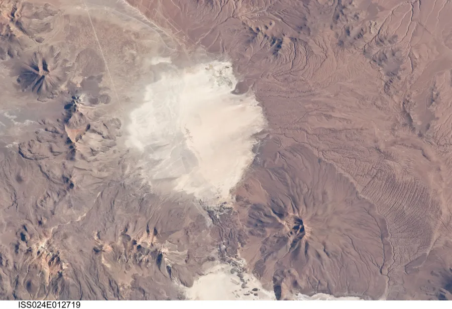 Vista orbital ISS del Salar de Coposa y el volcán Irruputuncu en la frontera Chile-Bolivia, Región de Tarapacá.