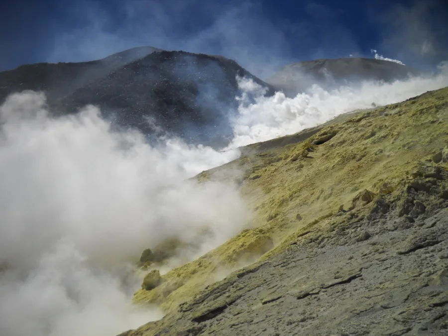 Fumarolas violentas en la ladera oeste del volcán Lastarria, Región de Antofagasta, Chile.