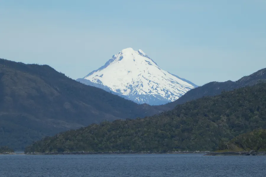 Volcán Macá, estratovolcán glaciarizado de la Región de Aysén, Chile, visto en día despejado.