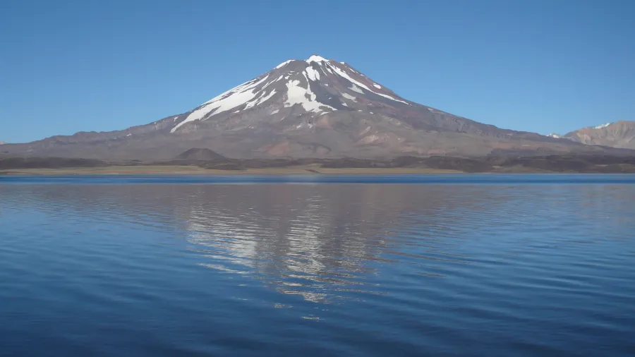 Volcán Maipo y su laguna de cráter en la frontera Chile–Argentina, cordillera de los Andes.