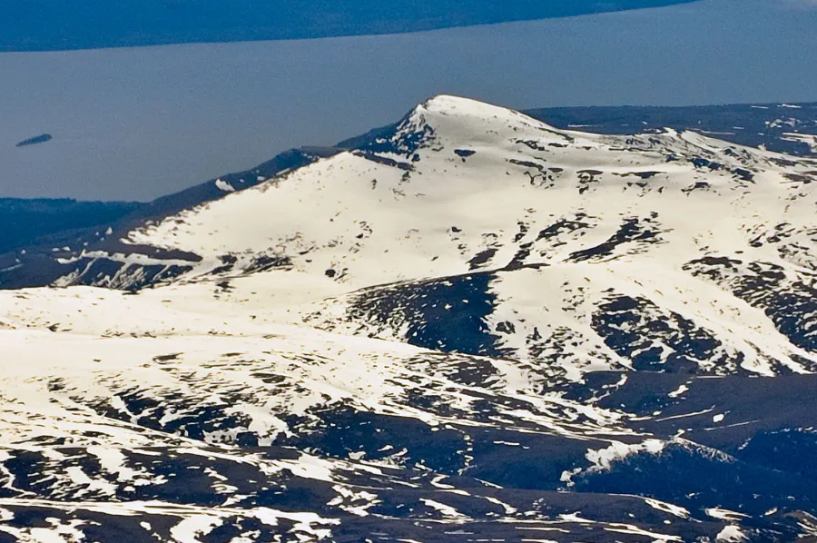 Volcán Mentolat visto desde el noroeste, isla Magdalena, Región de Aysén, Chile.