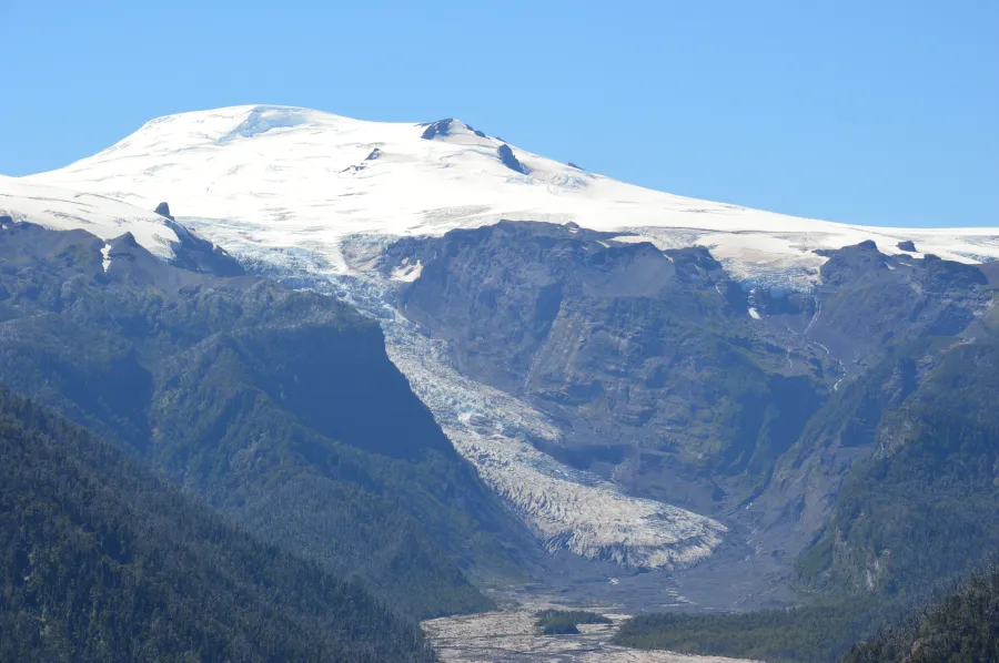 Volcán Michinmahuida cubierto de nieve y glaciares, Región de Los Lagos, Chile.