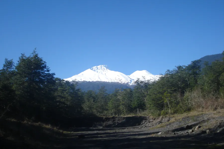 Complejo volcánico Mocho-Choshuenco visto desde Enco, Región de Los Ríos, Chile.