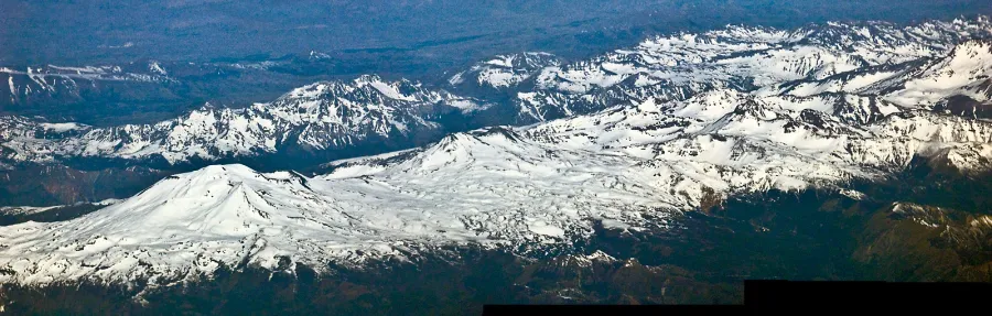 Grupo volcánico Nevados de Chillán con cumbres nevadas, Región de Ñuble, Chile.