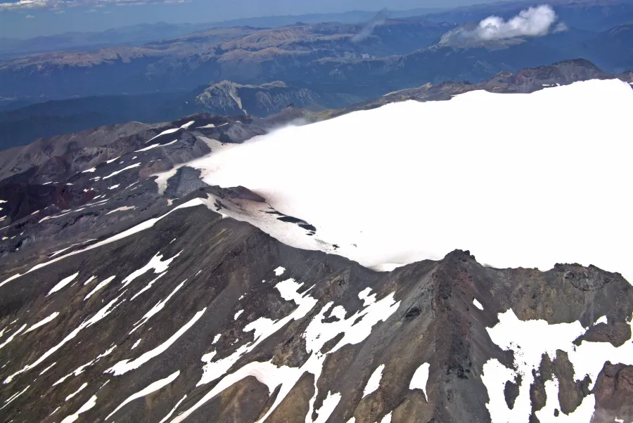 Nevados de Sollipulli, caldera volcánica cubierta de hielo en la Región de La Araucanía, Chile.