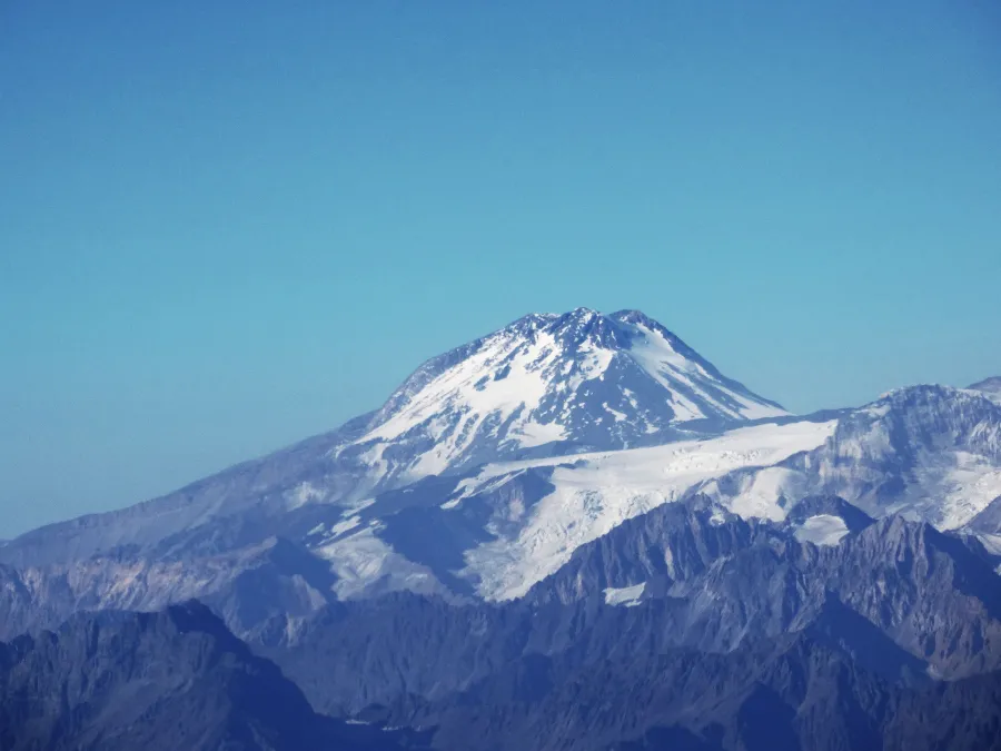 Volcanes Tupungatito y Tupungato en la frontera Chile–Argentina, Región Metropolitana de Santiago.