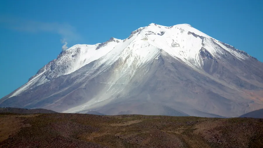 Volcán Ollagüe visto desde el lado boliviano, estratovolcán de la frontera Chile–Bolivia.