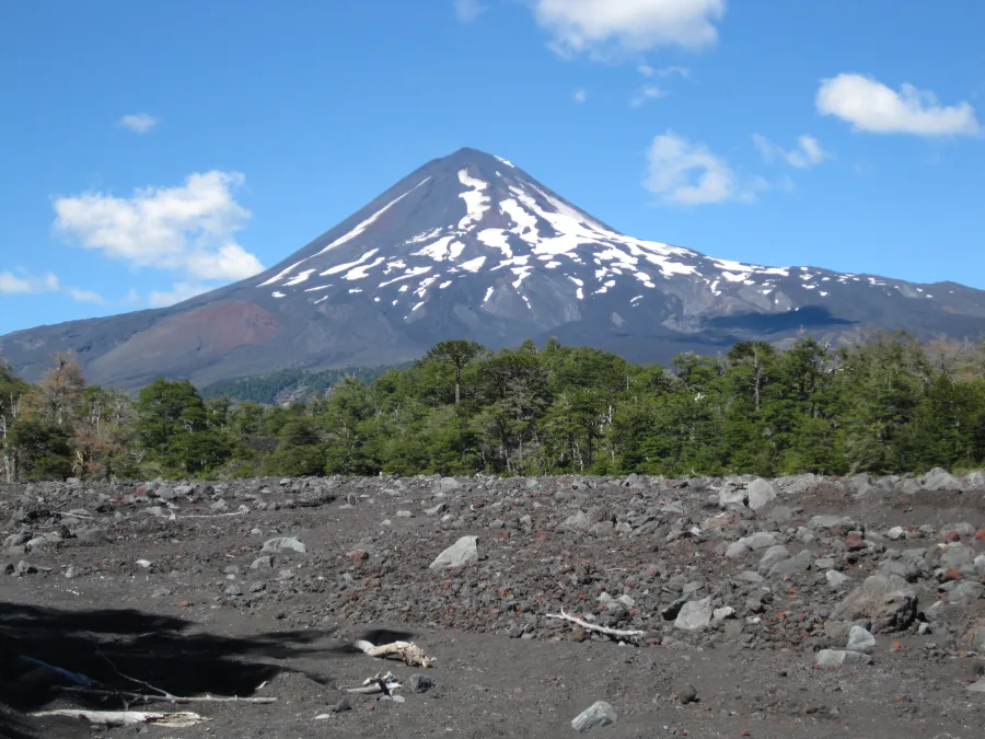 Vista panorámica del volcán Lonquimay y su entorno cordillerano, Región de La Araucanía, Chile.