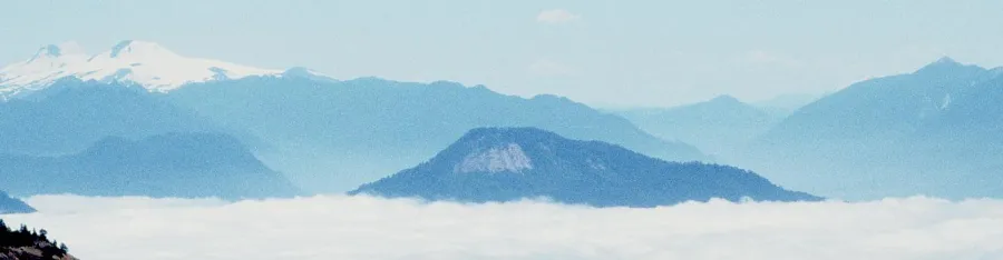 Cerro Carrán (centro) del campo volcánico Carrán–Los Venados visto desde el sur, con el volcán Mocho-Choshuenco al fondo izquierda.