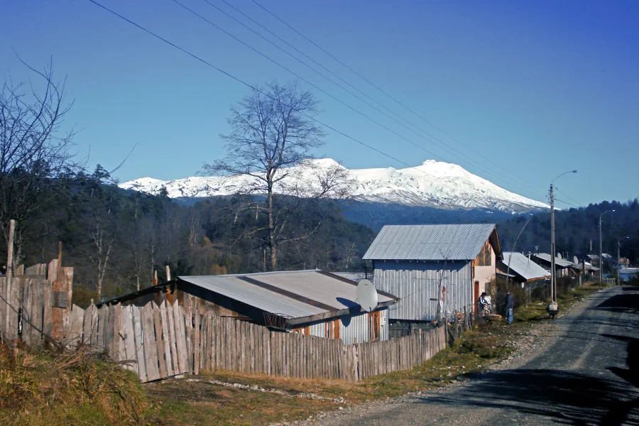 Panorama del complejo Mocho-Choshuenco y Puerto Fuy, Región de Los Ríos, Chile.