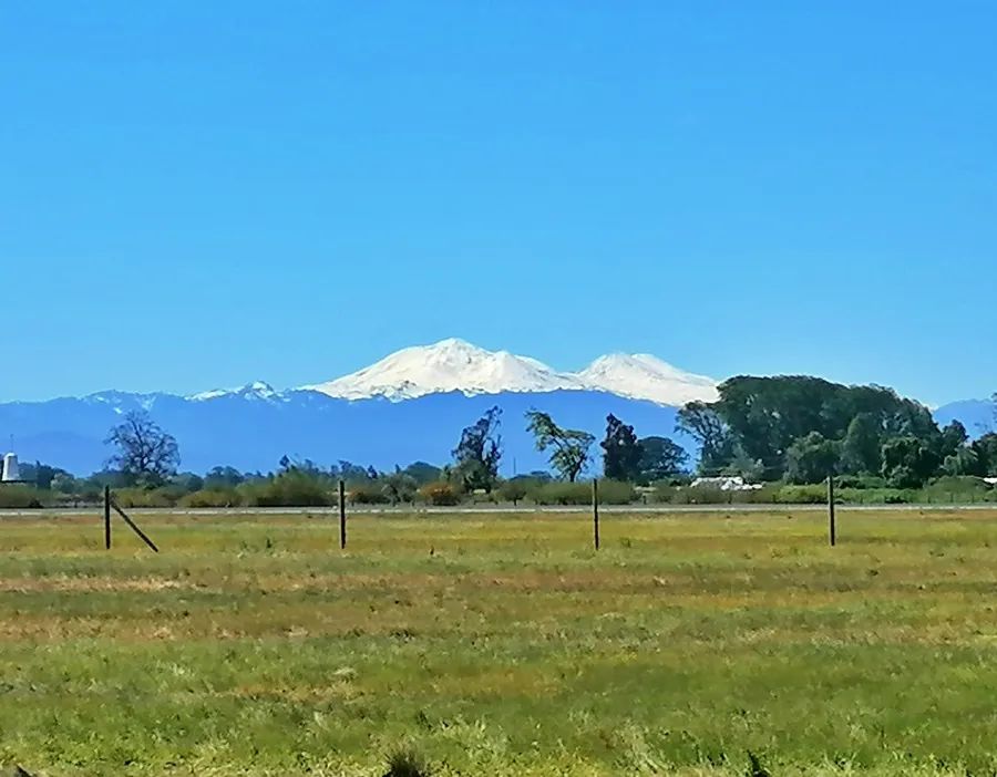 Vista panorámica de los Nevados de Chillán desde el aeródromo de Chillán, Región de Ñuble.