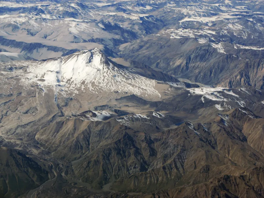 Volcán Cerro Azul (3.788 m), estratovolcán de la Región del Maule, Chile, visto desde el aire.